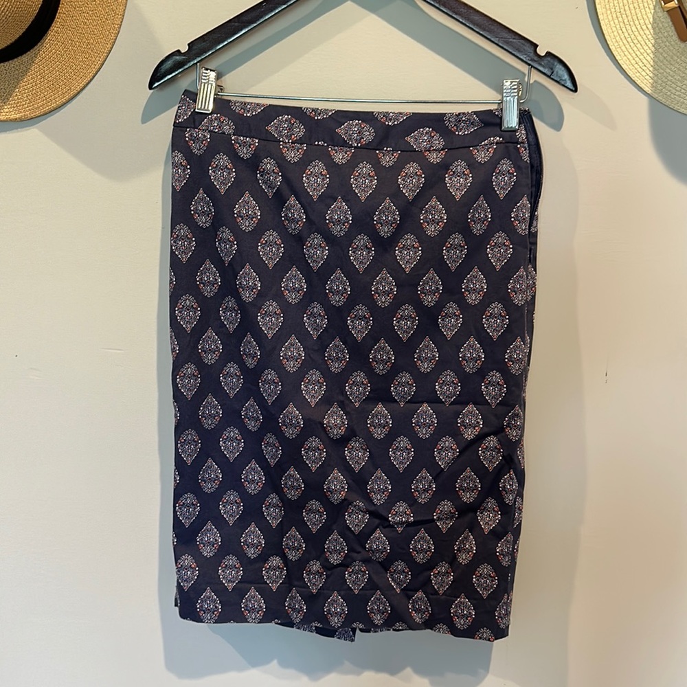 Limited size 4 pencil skirt